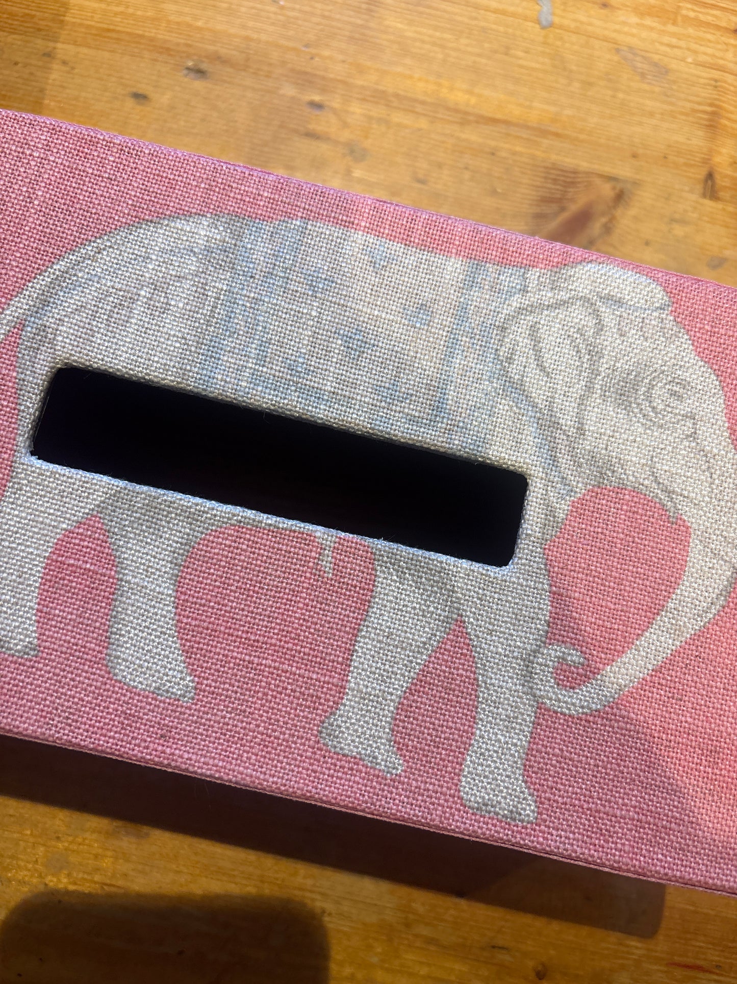 Elefant Kleenex,Andrew Martin
