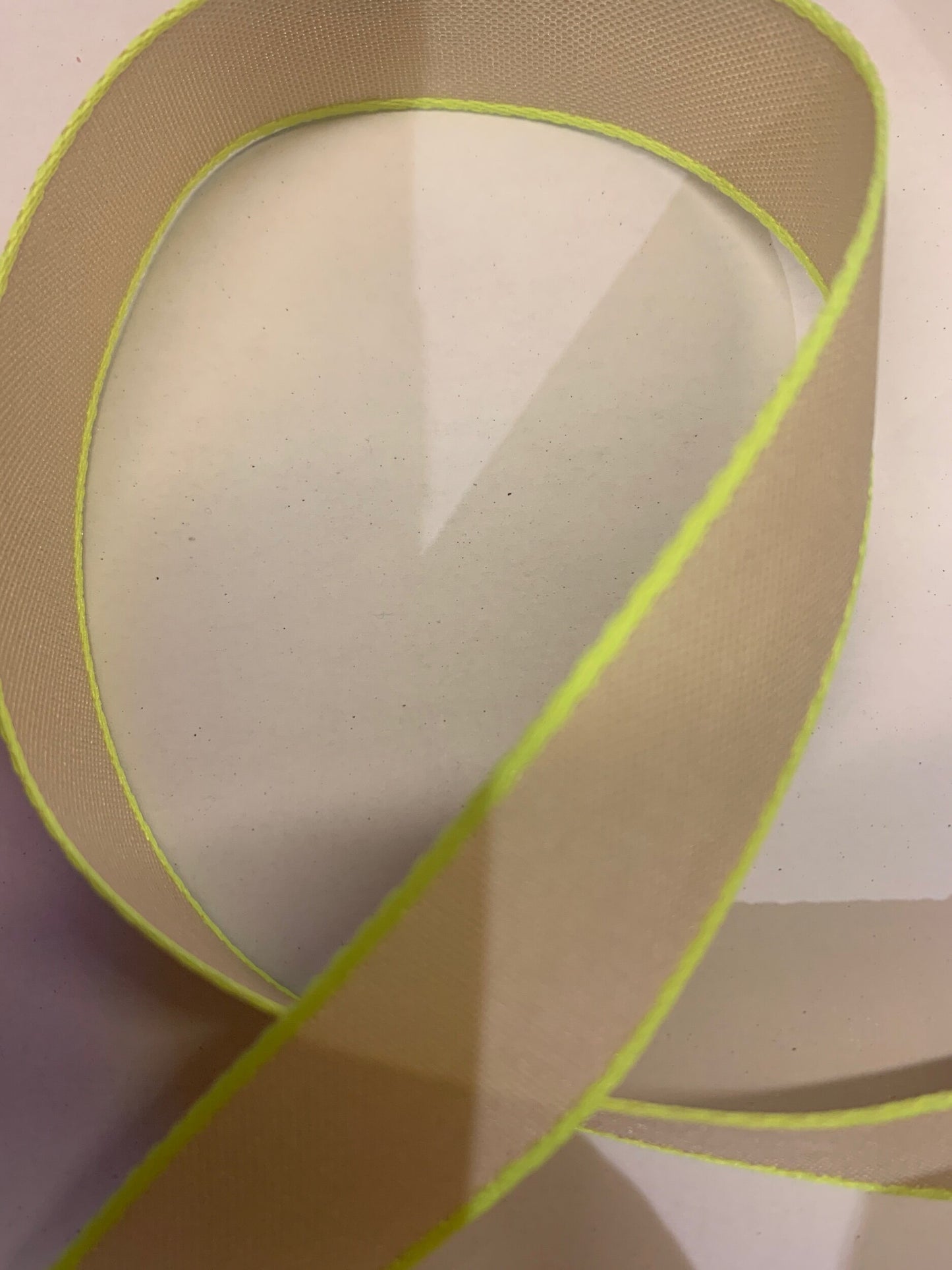 Creme-Band mit Neonrand