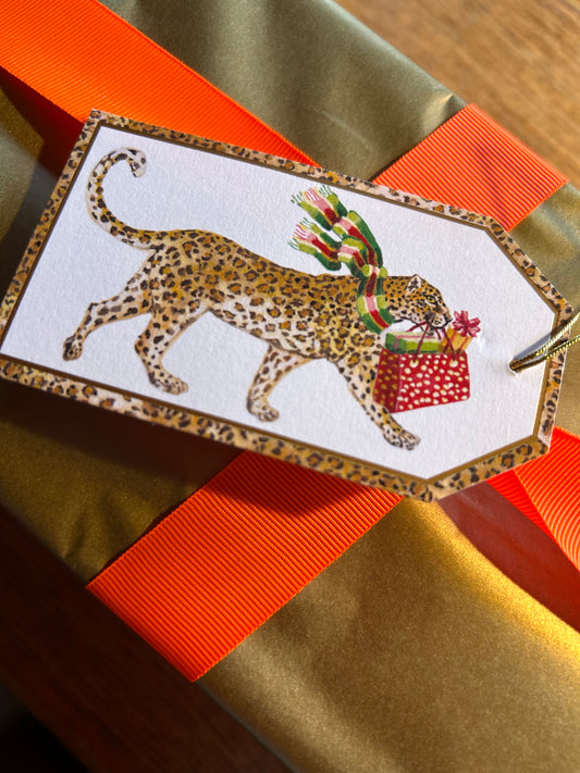 Geschenkanhänger Leo mit Geschenk im Maul