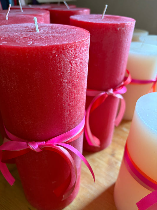 Kerzen, durchgefärbt, zwei Größen, Rot oder Creme