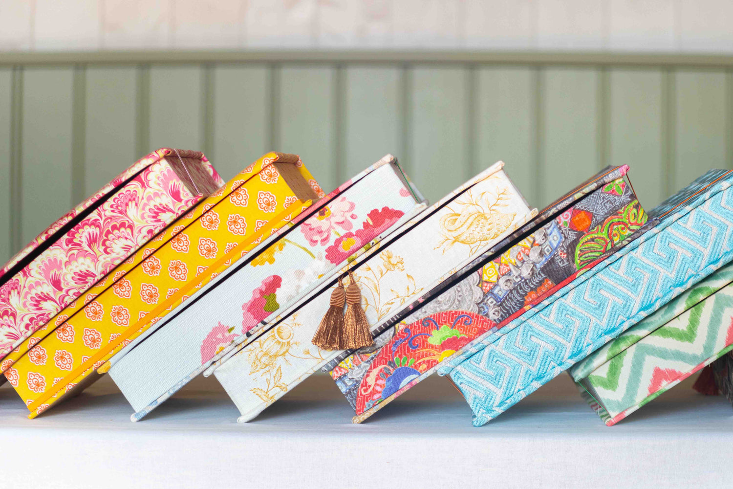 papierundstoffe wunderschöne handgefertigte Letterboxen und Briefschachteln aus der Papierwerkstatt in Designerstoffen von Pierre Frey Mulberry Fortuny Etro Baker mit französischen Quasten