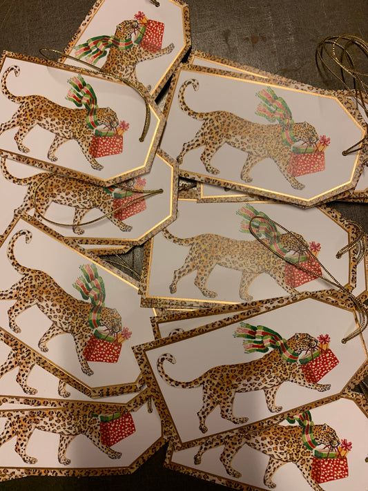 Geschenkanhänger Leo mit Geschenk im Maul