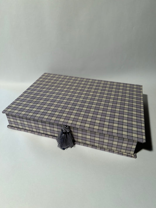 Letterbox A4 grau lila Karo